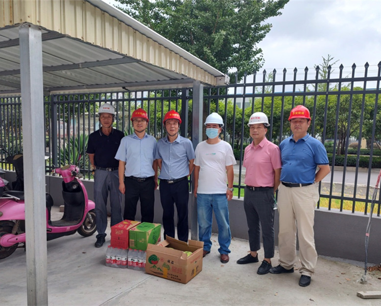 戰(zhàn)高溫 送清涼 公司領(lǐng)導(dǎo)慰問一線施工人員